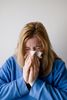Die Zahl der Krankmeldungen aufgrund von Erkältungssymptomen ist deutlich angestiegen. 