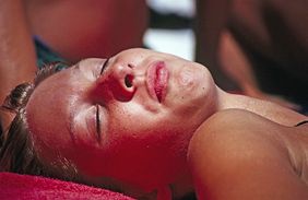 Besonders junge Erwachsene gehen häufig das Risiko ein, sich ihre Haut durch zu intensive Sonneneinstrahlung zu verbrennen. 